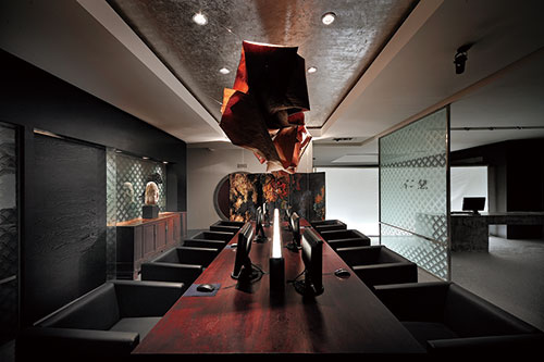 暗色調(diào)的禪意中式風(fēng)格裝修的辦公室