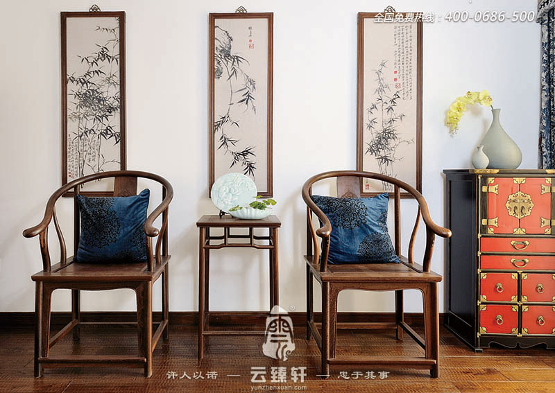 兩把明式椅子的擺放，墻上的水墨竹子畫