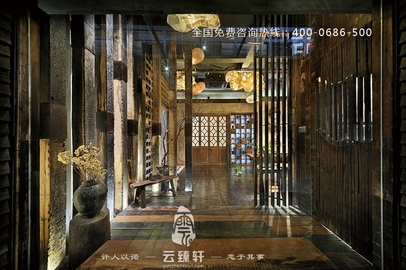引導(dǎo)人們進(jìn)入茶樓會(huì)所內(nèi)部的地板是從附近老房子除后得來