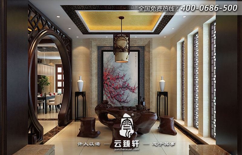 根雕的茶桌凳以及茶具,再加上圓光罩的門,古色古香