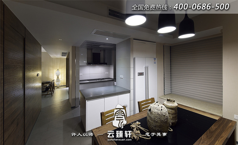 原木色的餐桌椅為整個(gè)餐廳的焦點(diǎn)