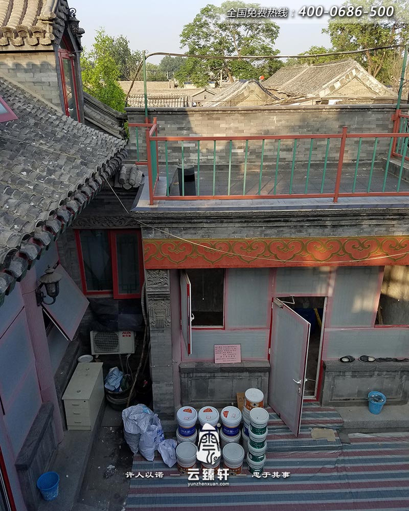 屋頂上還是保留了原來(lái)的造型，青磚灰瓦