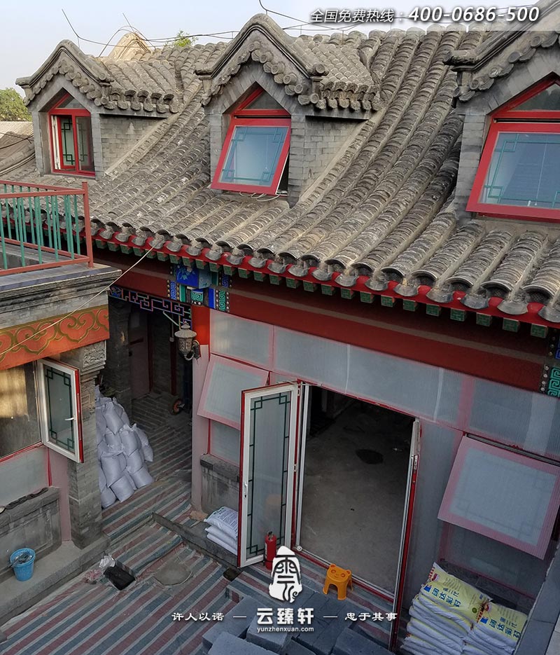 四合院的正房屋頂上保留了原來(lái)的建筑造型